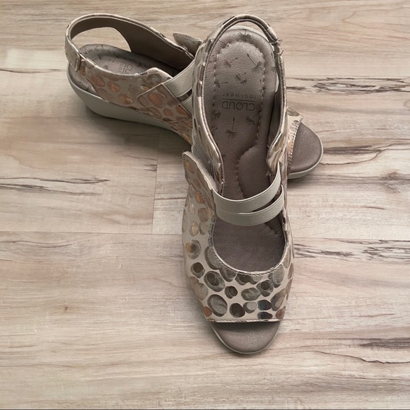 Cloud Footwear Neutral Beige Metallic Sandal. - Picture 1 of 10